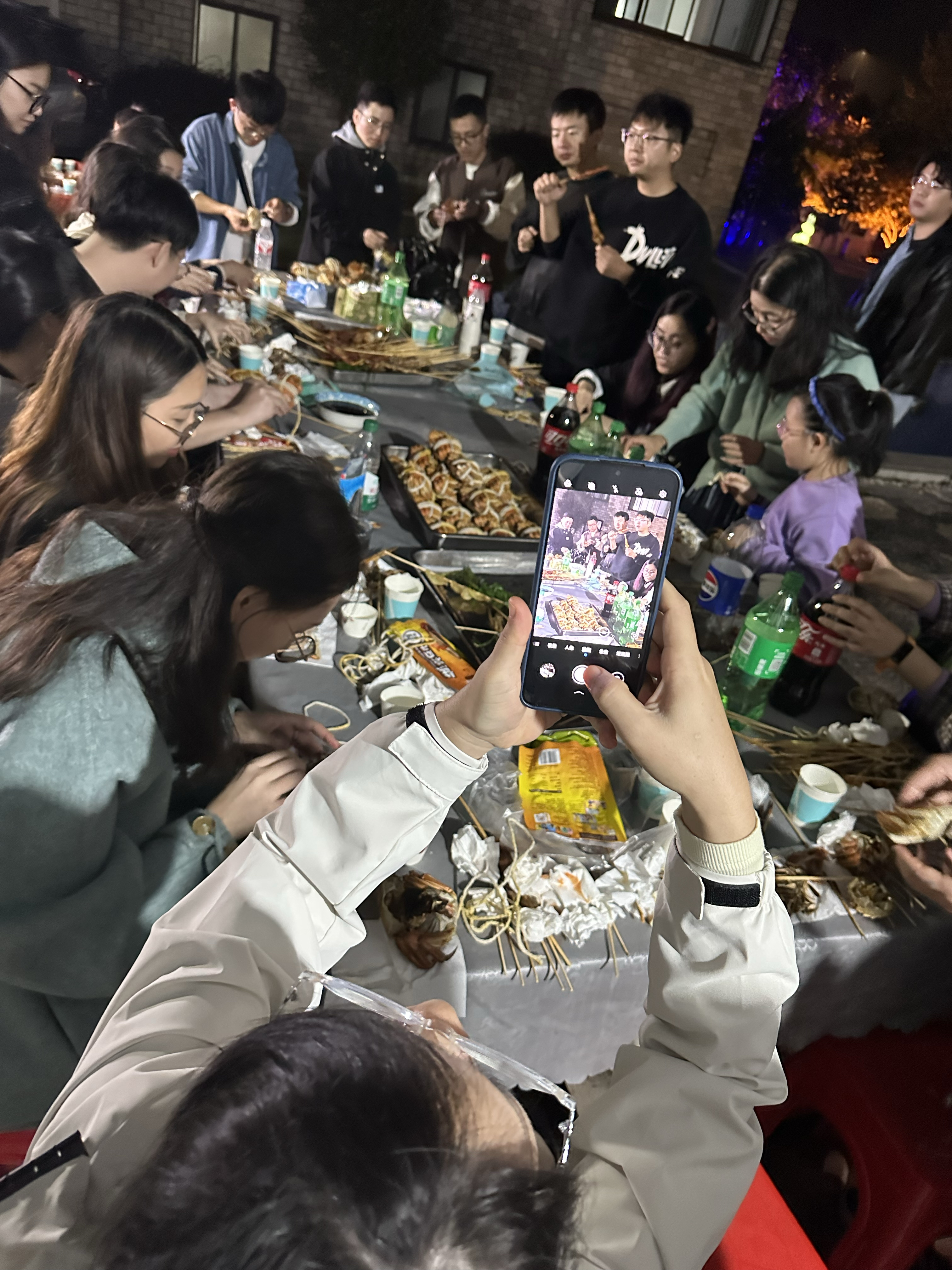 关于电竞粉丝社区活跃，线下聚会频繁举行的信息