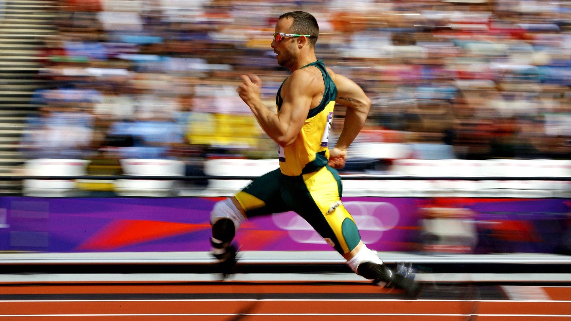 “战术深度:不同教练的战术大比拼”,教练在布置战术时讲到了常用的比赛阵型