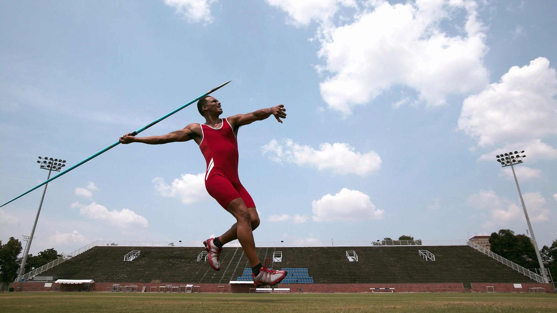 全球车迷狂欢夜：F1赛场现场直击，f1汽车比赛