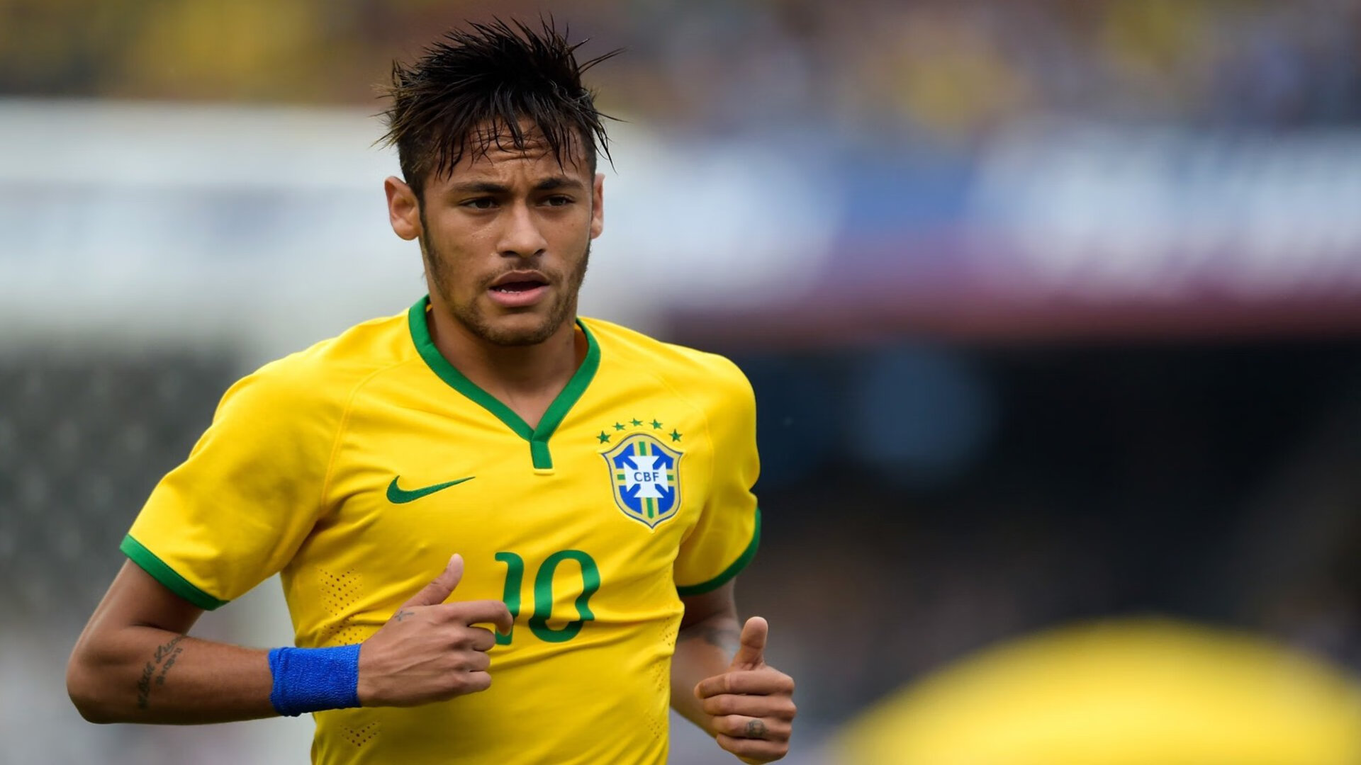 德甲主场氛围火爆，球迷投入热情高涨，德甲所有队伍